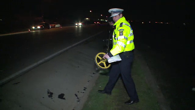 Neglijenta unor muncitori a fost la un pas sa provoace o tragedie. Un cuplu s-a rasturnat cu masina si a ajuns in camp