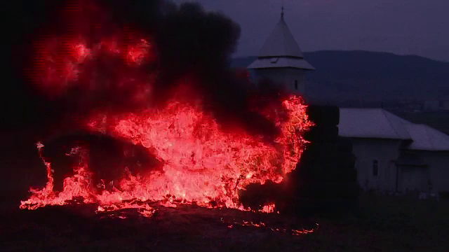 Traditii si obiceiuri de postul Pastelui. Motivul pentru care oamenii din toata tara aprind focuri in fata caselor