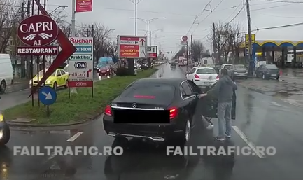 Politia Capitalei il cauta pe barbatul filmat in timp ce isi batea iubita in masina. Femeia a refuzat sa depuna plangere