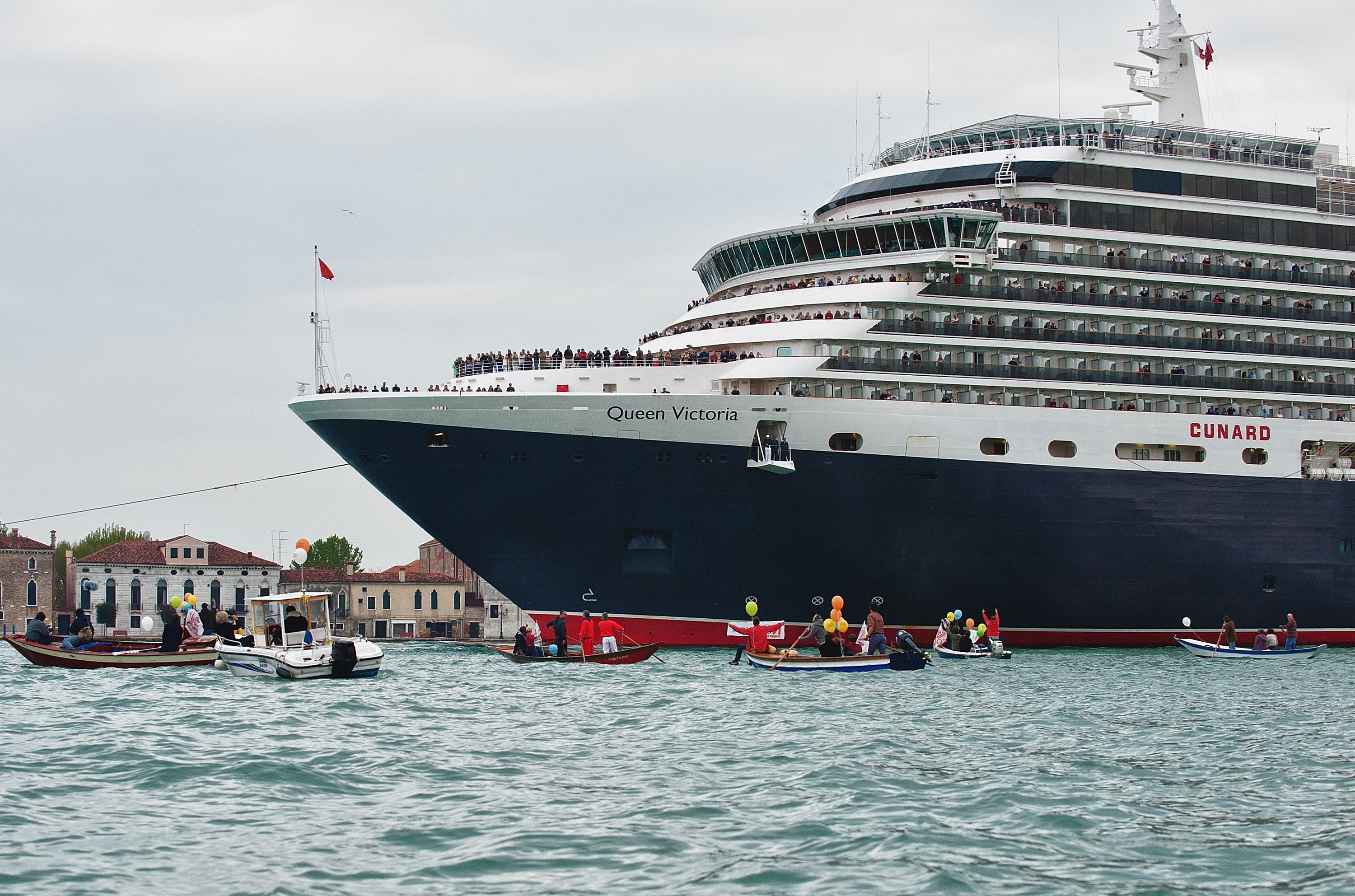 Orasele europene care vor sa inchida portile turistilor. Masurile luate de autoritatile din Venetia, Barcelona si Amsterdam