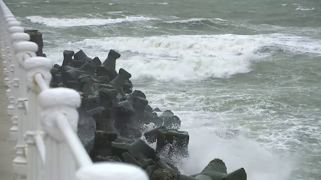 Valuri de 4 metri si vant de 60 de km la ora pe litoral. Meteorologii ar putea prelungi avertizarea emisa