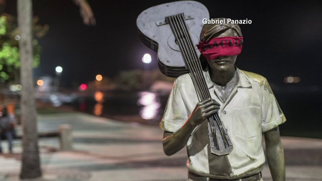100 de statui din Rio de Janeiro, legate la ochi cu fasii rosii de panza. Situatia critica din spatele acestui gest simbolic