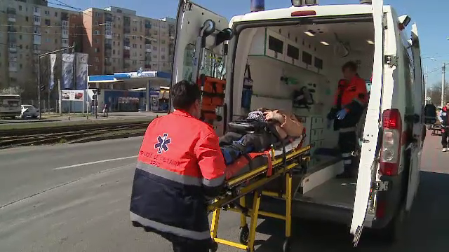 Vantul puternic a provocat pagube in toata tara. O femeie din Arad a fost ranita de un panou publicitar doborat de o rafala