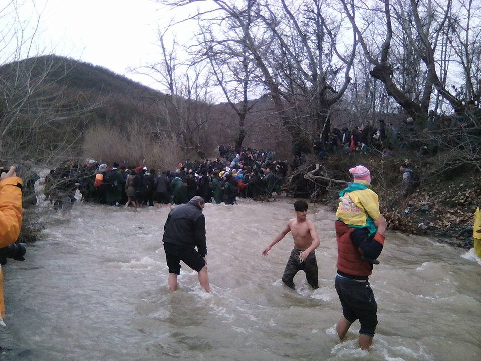 O mie de migranti au evadat din tabara din Idomeni. "Mizeria umana si-a atins punctul culminant". FOTO si VIDEO