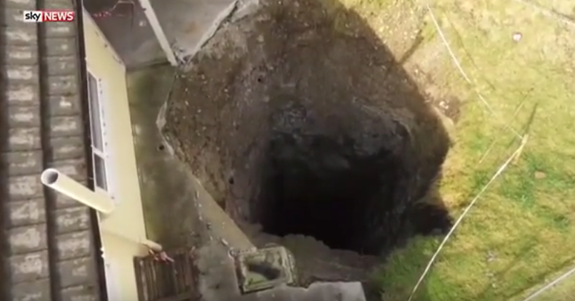 Un put de mina a inghit curtea unei case din Cornwall. Ce au aflat localnicii cand au coborat o drona in gaura. VIDEO
