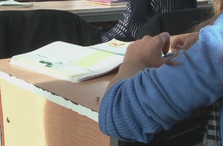 Audieri la scoala unde o invatatoare a fost inregistrata injurand elevii de clasa I. Decizia autoritatilor in privinta femeii