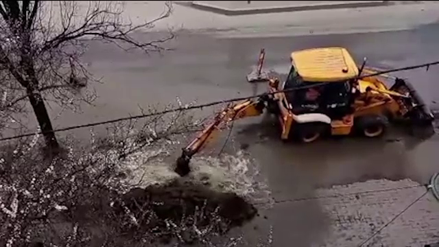 Chemat sa repare o conducta, Dorel din Iasi a creat un dezastru si mai mare. Un adevarat gheizer a aparut in bulevard