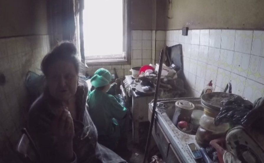 "Garsoniera groazei" din Bucuresti. O batrana a locuit ani de zile alaturi de 29 de pisici pana cand vecinii au cerut ajutor