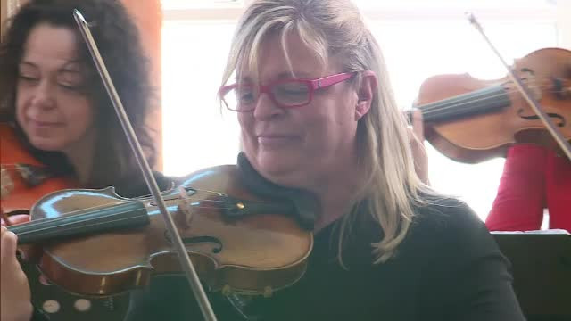 Una dintre cele mai faimoase violoniste din lume a revenit in Romania pentru a le canta oamenilor sarmani