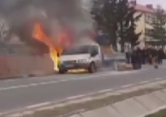 Transporta fier vechi cu o camioneta cand a vazut ca iese fum de sub capota. Incendiul urias care a pornit in scurt timp
