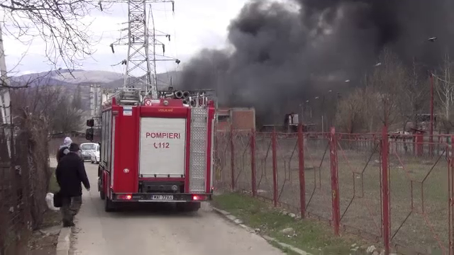 Explozie puternica la o fabrica de parfumuri din Onesti. Fumul negru de substante toxice s-a extins pe cativa kilometri