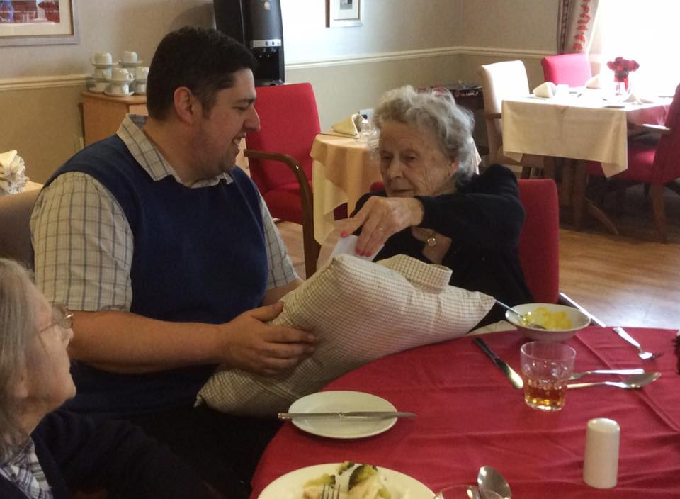 O bunica bolnava, care suferea enorm dupa moartea sotului ei, a primit un cadou. Reactia ei i-a facut pe toti sa planga