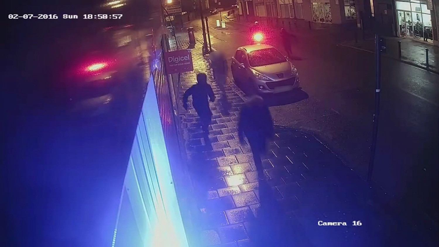 Imaginile socante in care un barbat pe scuter impusca un grup de trei tineri in Londra. VIDEO