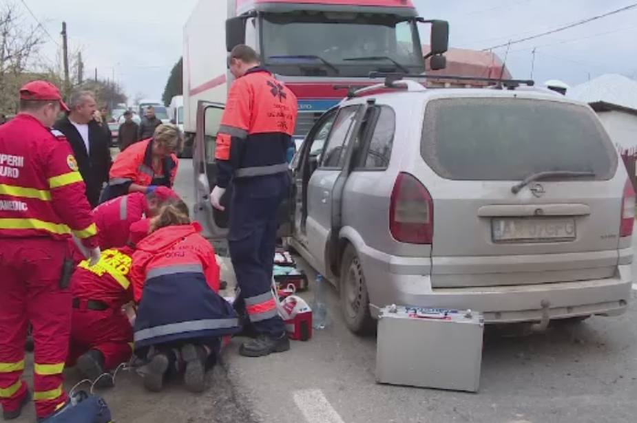 Accident mortal in Targu Jiu. Un barbat a intrat in plin intr-un camion in timp ce se certa la telefon cu o femeie