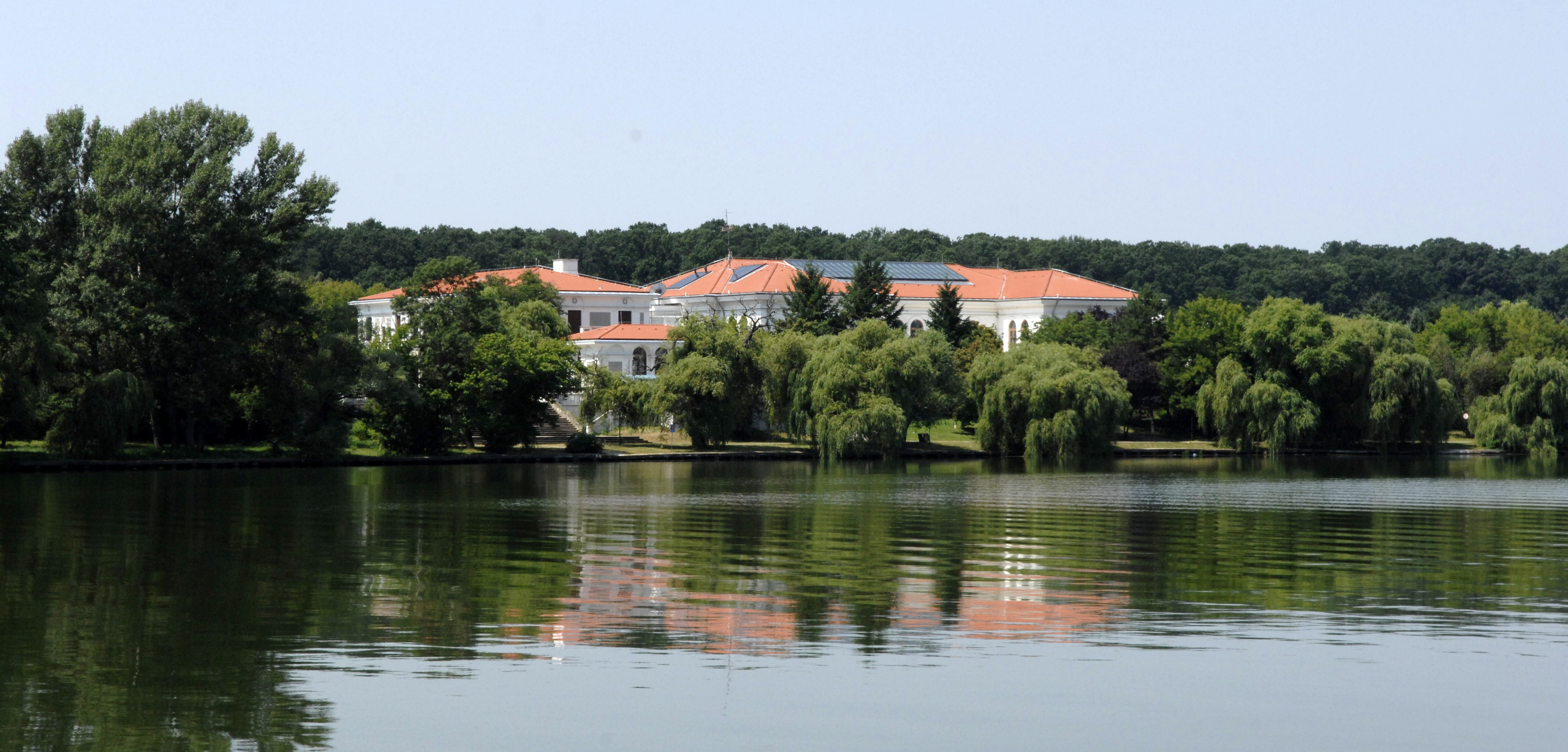 Incident misterios la marginea Capitalei. O tanara a fost gasita plutind pe lacul Snagov