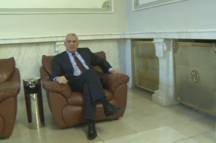 Ultima noapte de fum, prima noapte de sanatate. Parlamentarii au trait intens ajunul interzicerii fumatului in spatii publice