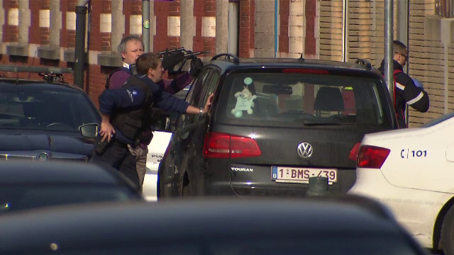 Schimb de focuri la Bruxelles intre Politie si islamisti care ar avea legatura cu atentatul din Paris. Un suspect a fost ucis