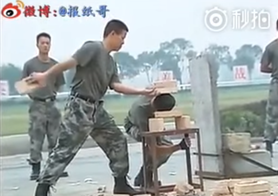 Antrenamentele incredibile ale unor soldati chinezi: sparg caramizi cu capul si indoaie fiare cu mainile goale