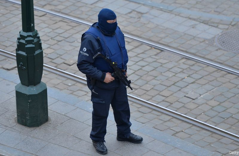 Patru persoane banuite ca pregateau un atentat in centrul Parisului, arestate. Autoritatile spun ca pericolul era "iminent"