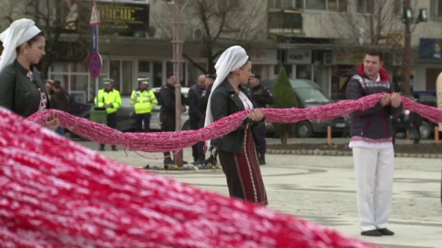 Cel mai lung martisor din lume, de 17 kilometri, a ajuns la noi in tara. Cum arata si unde il puteti vedea