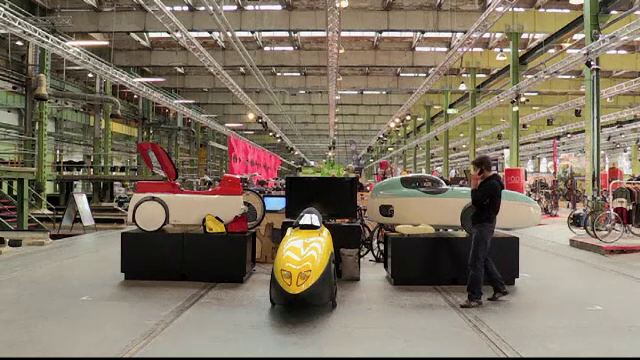 Cum arata bicicleta viitorului, prezentata la targul de profil din Copenhaga. Velo-mobilul a atras sute de curiosi