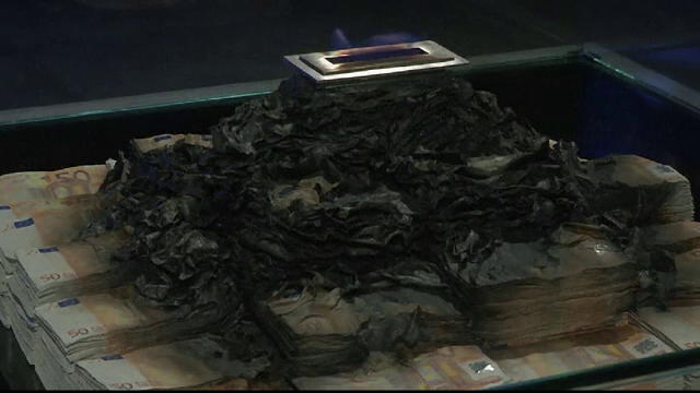 Secretul din spatele mesei pe care ard teancuri de EURO. Ce ascunde designul prezentat la targul din Emiratele Arabe Unite