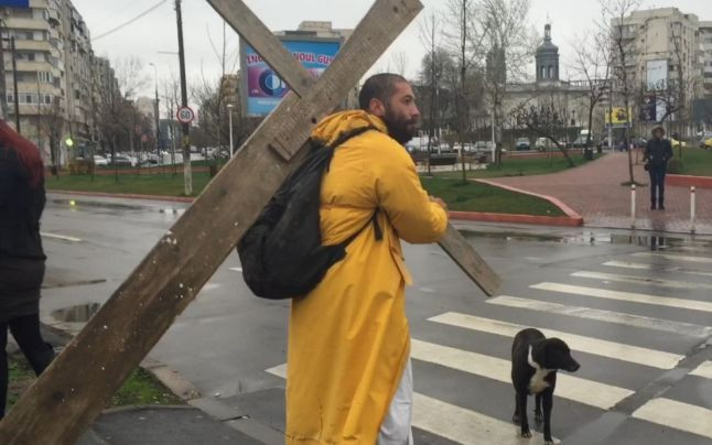 Aparitie neobisnuita in centrul Bucurestiului. Ce duce un barbat in spate