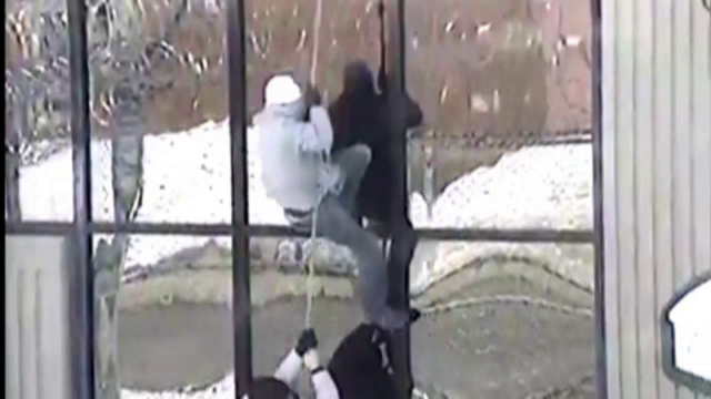 Imaginile spectaculoase in care doi detinuti evadeaza dintr-o inchisoare canadiana. Ce metoda au folosit