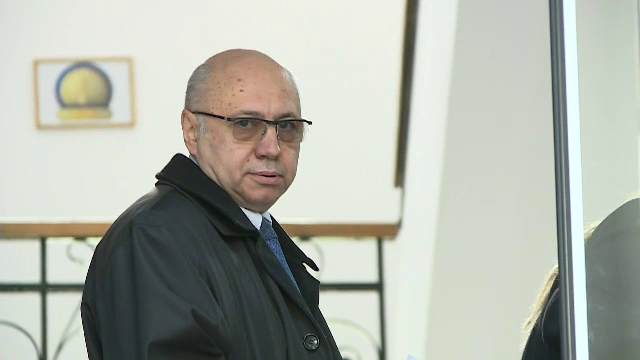 Fostul sef al CNAS Irinel Popescu, audiat la DNA. S-a enervat din cauza intrebarilor si a agresat o jurnalista. FOTO