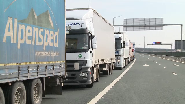 Coada de 5 km pe autostrada Nadlac-Arad, dupa ce Ungaria a interzis circulatia vehiculelor de mare tonaj de Ziua Nationala