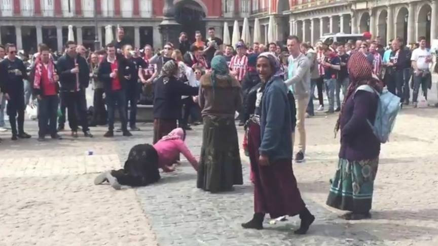 Patru tiganci au fost umilite in Madrid de suporteri olandezi. Ce le-au pus sa faca pentru bani. Imaginile fac ocolul Europei