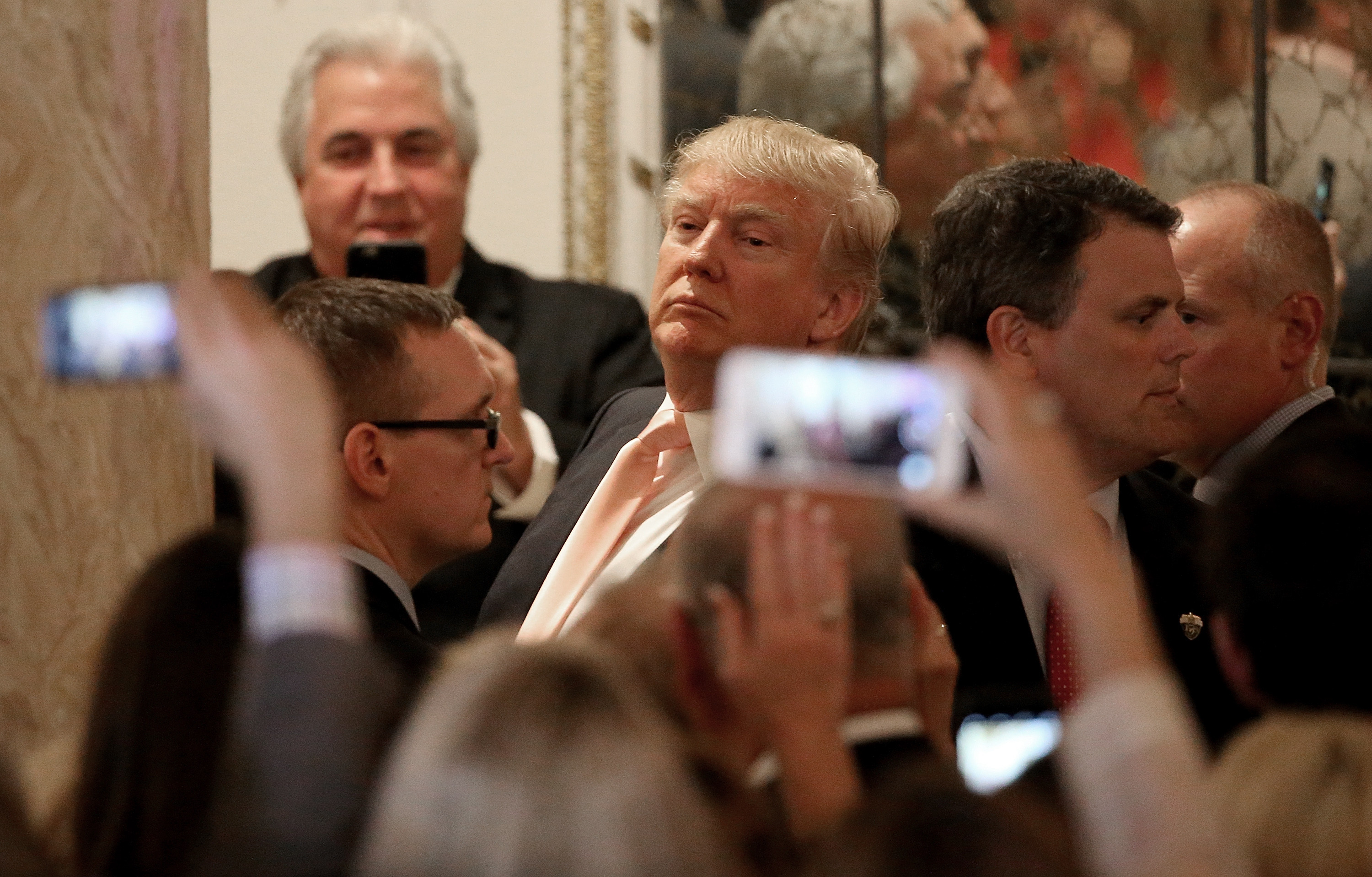 Gruparea de hackeri Anonymous i-a declarat "razboi total" lui Donald Trump