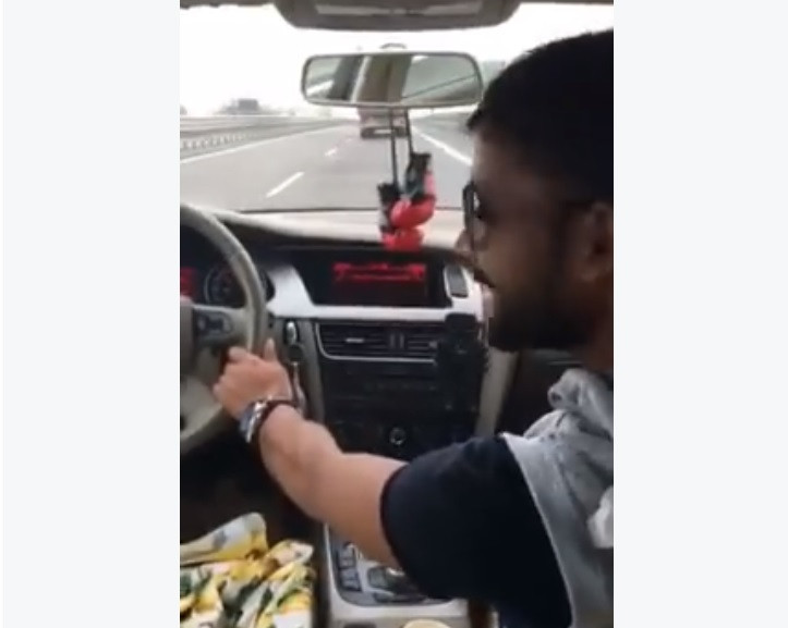 Un sofer inconstient s-a filmat in timp ce conducea masina de pe locul din dreapta volanului. VIDEO