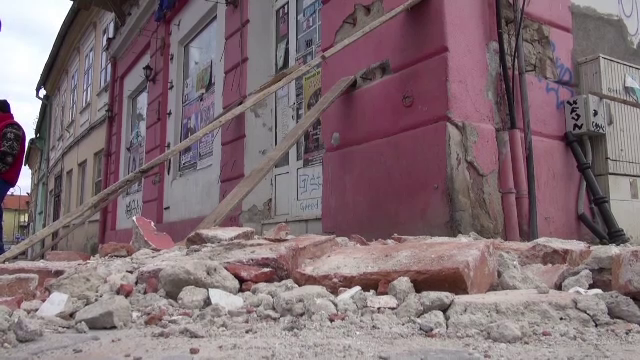 O bucata de zid dintr-o cladire aflata in reparatii s-a prabusit peste trecatori, in Brasov. Doua persoane au fost ranite