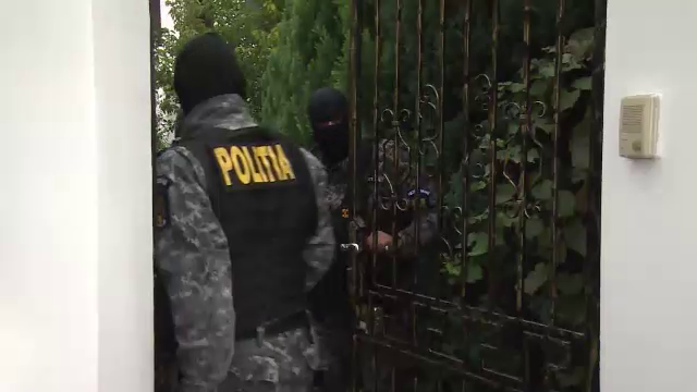 A crezut ca fiul ei i-a trimis cadou stripperi deghizati in trupe DIICOT. Surpriza de care a avut parte o femeie din Brasov