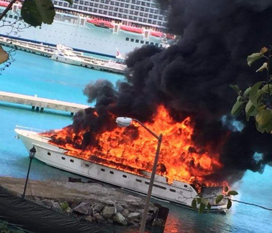 Un incendiu urias a distrus complet un iaht de lux, in Insulele Virgine. Imaginile infioratoare surprinse de localnici