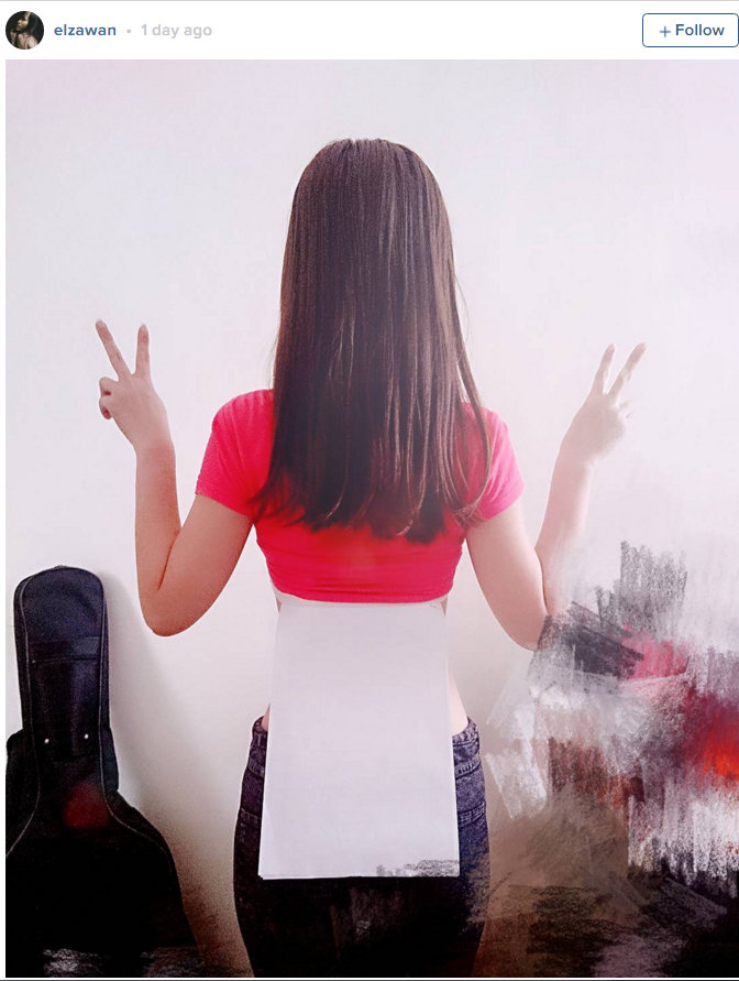 Motivul bizar pentru care femeile se fotografiaza cu o coala A4. Trendul a starnit numeroase controverse pe internet