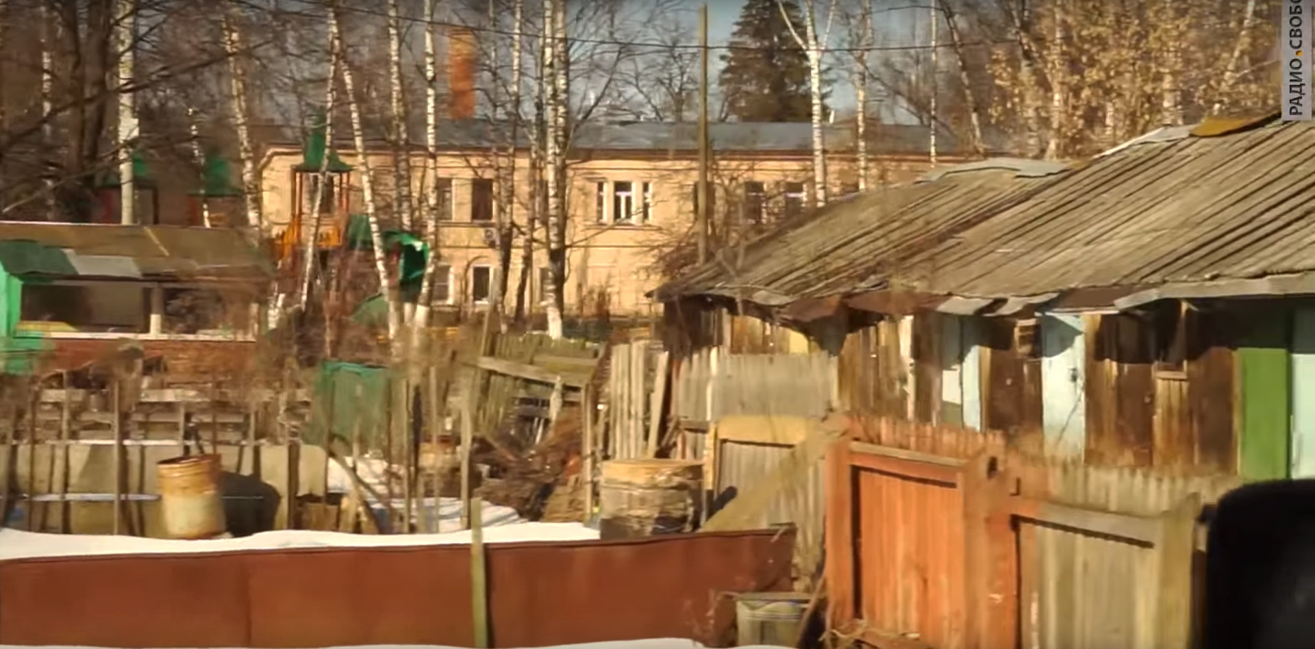 “Putin e tatucul nostru, locuieste chiar langa noi”. Vecinii presedintelui rus nu au canalizare sau podele