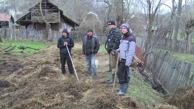 Explicatia incendiului misterios care a izbucnit simultan in 5 gospodarii. Ce au vazut oamenii cand au iesit in curte