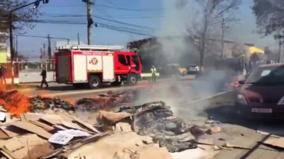 Incendiu la cativa metri de o benzinarie, la marginea Capitalei. Incarcatura unui camion a luat foc in mers