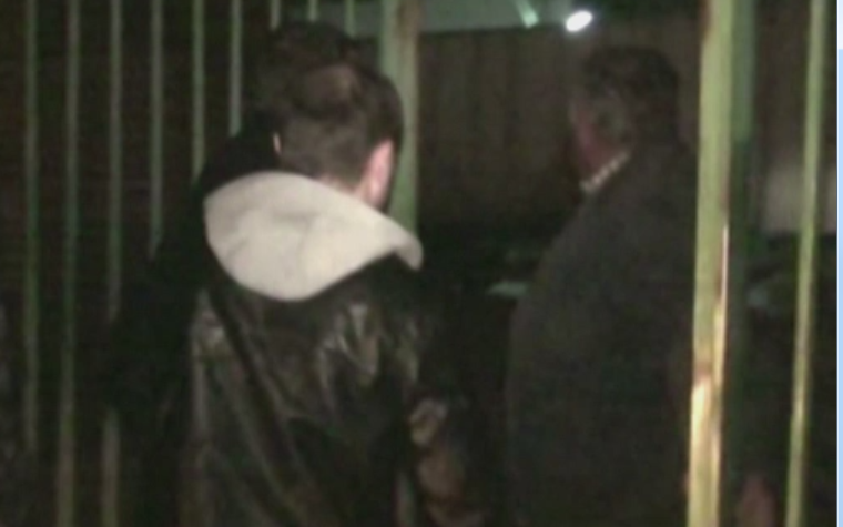 Descoperirea nocturna a politistilor din Prahova. Cum lucrau zeci de muncitori la un depozit de legume si fructe