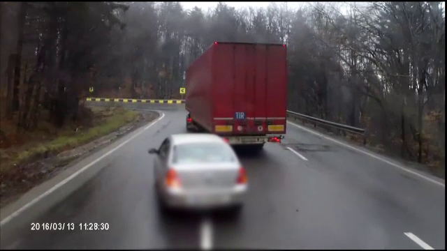 Trei soferi care s-au sicanat in trafic puteau provoca un accident grav. Imaginile revoltatoare filmate in Pasul Oituz