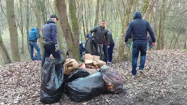 Au prins un om de afaceri care arunca deseuri intr-o padure. Lectia pe care i-au dat-o nu o va uita toata viata