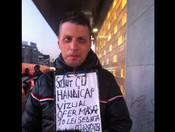 "El e Ovidiu. E decent si modest, curat si ingrijit". Cum incearca un tanar cu handicap sa faca un ban in centrul Capitalei