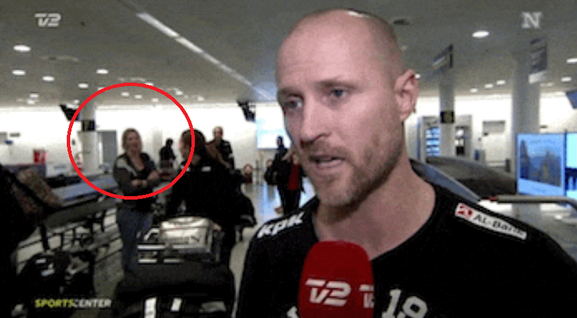 Imaginile pe care toti le-au privit fara sa-si poata explica ce se intampla. Momentul in care o femeie "dispare" live, la TV