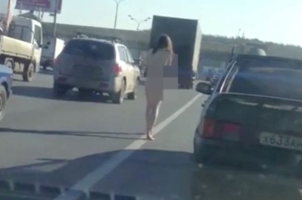 O rusoaica s-a plimbat goala pe o autostrada aglomerata, la temperaturi sub 0 grade. Imaginile socante surprinse in trafic