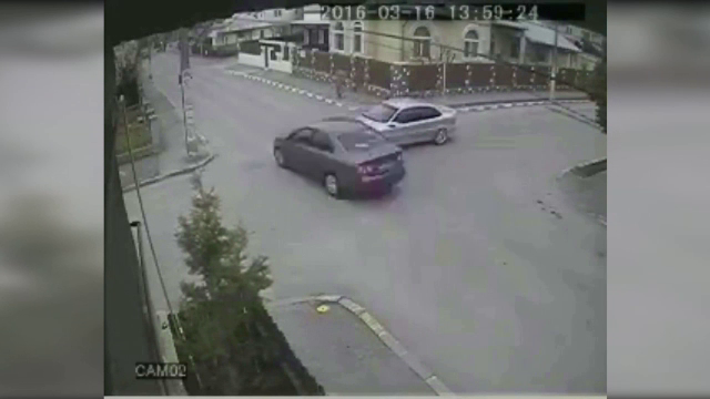 Accident filmat, in Prahova. Momentul in care 2 soferi ignora regulile de circulatie si sunt la un pas de o tragedie