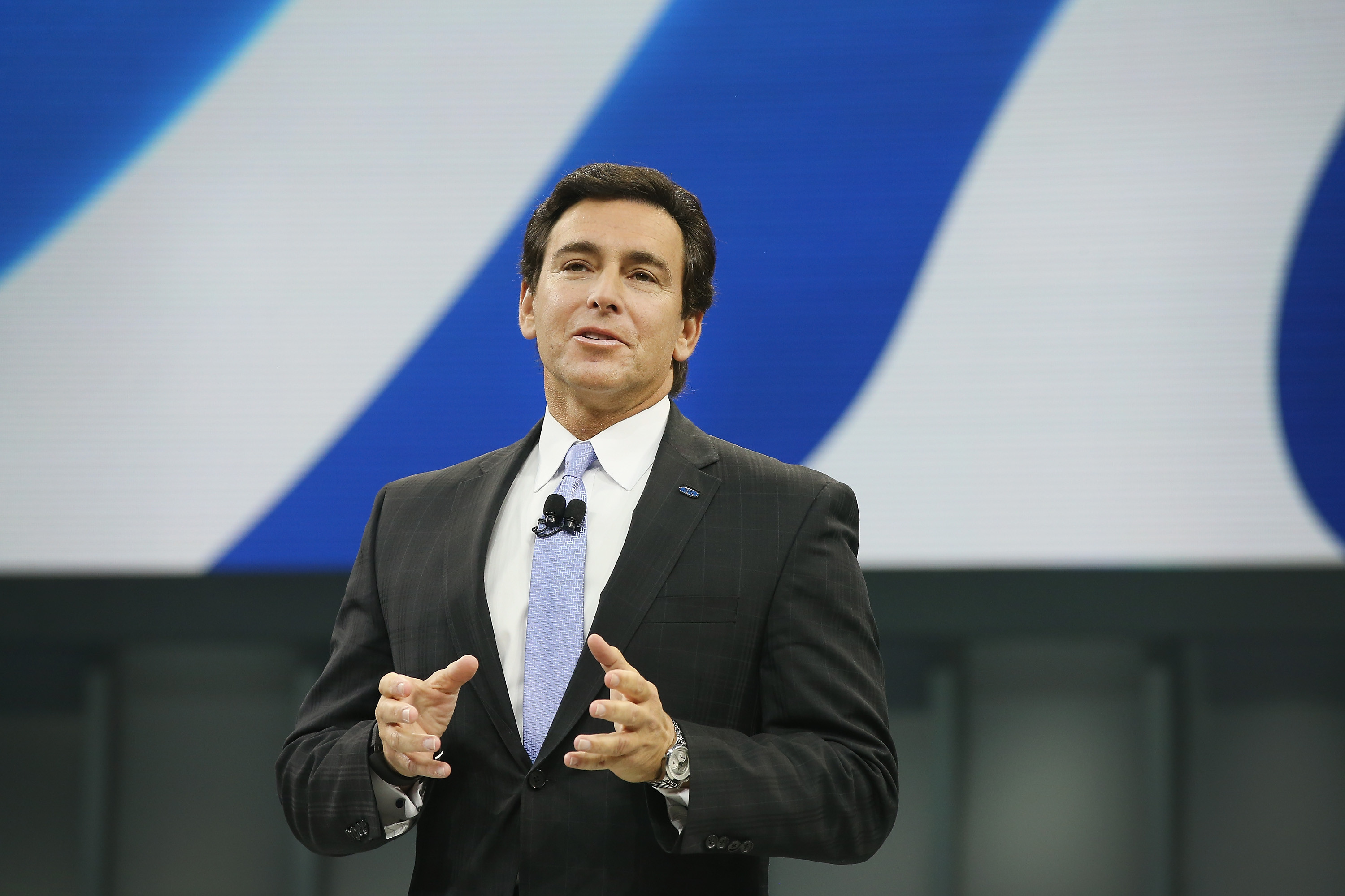 Veniturile uriase incasate anul trecut de directorul general al Ford, Mike Fields