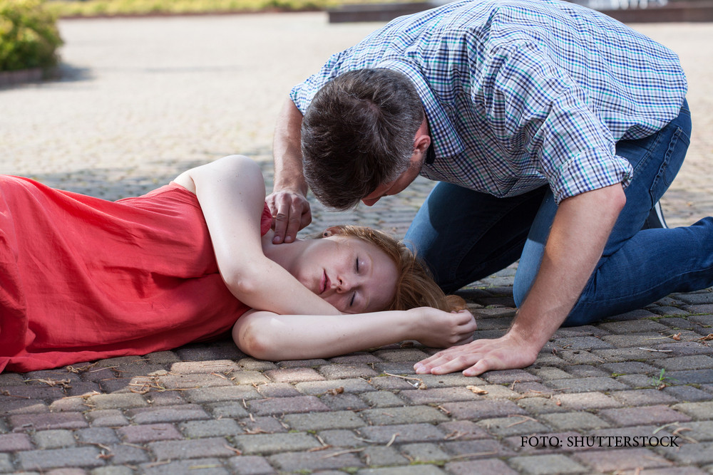 Primul ajutor in caz de lesin. Cum prevenim inghitirea limbii