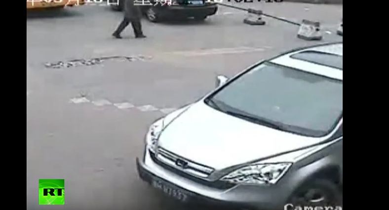 Imaginile surprinse de o camera de supraveghere intr-o statie de autobuz. Cum a trecut o masina peste un copil. VIDEO